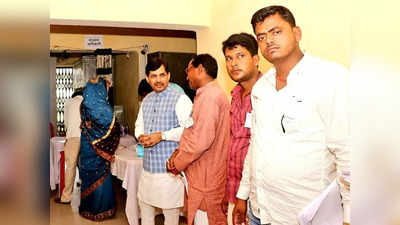 Bihar MLC Election 2020 : शहनवाज हुसैन और नितिन नवीन ने डाला वोट... कहा 24 की 24 सीटें जीत कर तेजस्‍वी को फिर चटाएंगे धूल