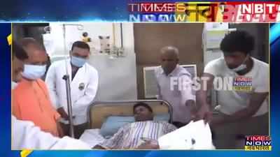 गोरखपुर हमले में घायल पुलिकर्मियों से मिले CM योगी, देखें वीडियो