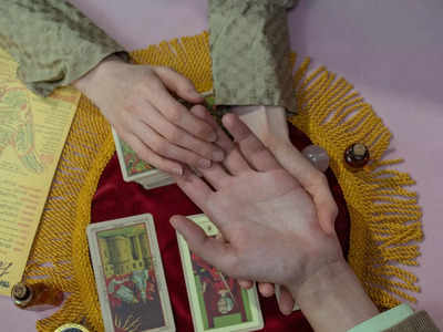 Palmistry: হাতে এই রেখা ও চিহ্ন থাকলে পেতে পারেন রাজসুখ