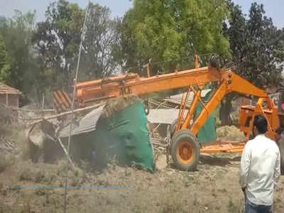 Rewa News: अवैध झोपड़ी तोड़ने के लिए प्रशासन ने चलाया बुलडोजर, अब हो रही किरकिरी