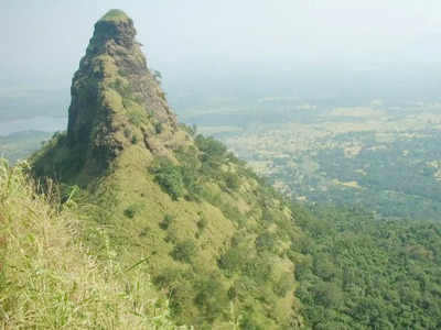 गडावर सेल्फी काढण्याचा मोह महागात पडला; १७ वर्षीय तरुणीचा दरीत पडून मृत्यू