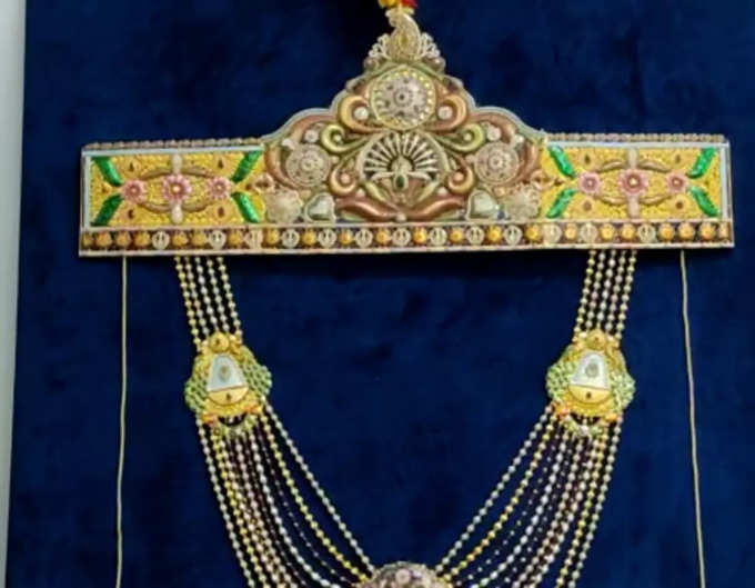 devotee donates over four crore gold and diamond jewellery