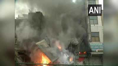 दिल्ली के आजाद मार्केट में सिलेंडर ब्लास्ट से लगी आग, कई दुकानें चपेट में आईं, 5 लोग घायल