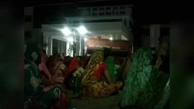 Madhya Pradesh : पानी के लिए तरस रहा खरगोन, डीएम दफ्तर पर महिलाओं ने किया रतजगा, स्थायी समाधान तक जारी रहेगा प्रदर्शन