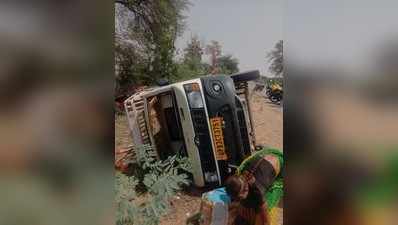 Jhansi News: श्रद्धालुओं से भरा वाहन अनियंत्रित होकर पलटा, 8 महिलाओं सहित ग्यारह लोग जख्मी