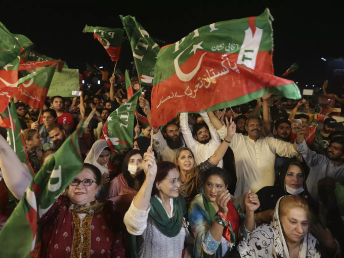 पाकिस्तानी सेना के खिलाफ फूट रहे विरोध के स्वर