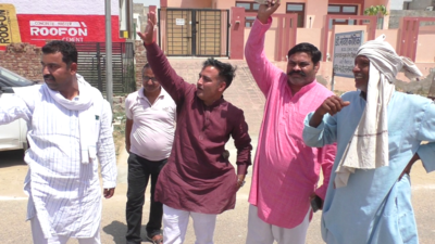 Bharatpur : कांग्रेस विधायक वसूलते हैं हफ्ता, तीन मंत्रियों के सामने ठेकेदारों ने लगाया आरोप