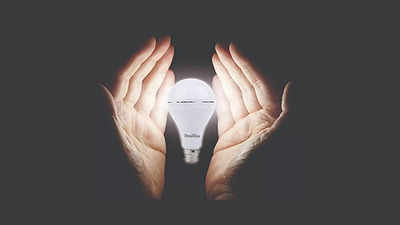 Rechargeable LED Bulbs: लाइट जाने पर भी घर में नहीं होगा अंधेरा, 290 रुपये का ये बल्ब घर में करेगा रोशनी