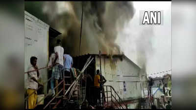 Delhi Fire News: आनंद पर्वत इलाके के ट्रांजिट कैंप में भीषण आग की चपेट में आईं 50 झुग्गियां जलकर खाक
