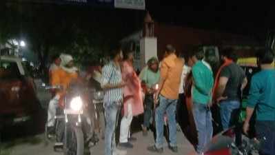 Agra News: युवती को लेकर फरार हुआ जिम संचालक, हिंदूवादी संगठनों ने हाइवे पर लगाया जाम