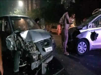 Noida News: नोएडा में बेलगाम कार ने 7 को रौंदा, 4 की हालत गंभीर...घायलों को कराया गया अस्पताल में भर्ती