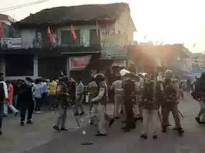 Khargone violence update: घरगांव में ग्रामीणों का एक घर पर पथराव, कर्फ्यू में 2 घंटे की छूट में महिलाओं ने की शॉपिंग