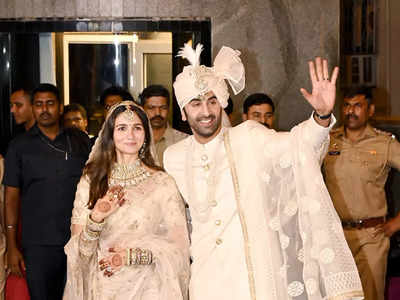 Ranbir Kapoor Alia Bhatt Wedding: লাল নয় শ্বেতশুভ্র পোশাকে মন জয় মিস্টার অ্যান্ড মিসেস কাপুরের, দেখুন আলিয়া-রণবীরের বিয়ের ছবি