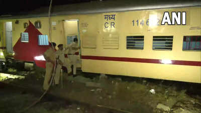 Puducherry Express: मुंबई में पुडुचेरी एक्सप्रेस के तीन डिब्बे पटरी से उतरे, कोई घायल नहीं