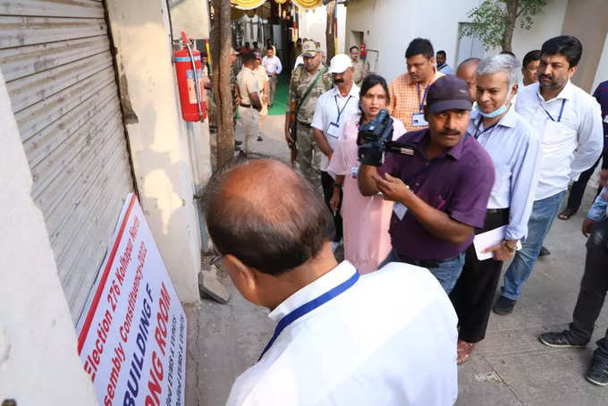 विधानसभा पोटनिवडणुकीची मतमोजणी सरनोबतवाडी येथील प्रशासकीय इमारतीत सकाळी आठ वाजता सुरुवात झाली. एकूण पंधरा टेबलवर मतमोजणी होत आहे. १४ टेबलवर ईव्हीएमची तर एका टेबलवर टपाली मतमोजणी सुरु झाली आहे.