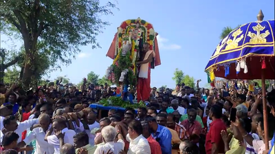 நாட்டரசன்கோட்டை பிரசன்ன வெங்கடாஜலபதி‌ கோவில்:‌‌ ஆற்றில் இறங்கும் வைபவத்தில் பக்தர்கள் பரவசம்!