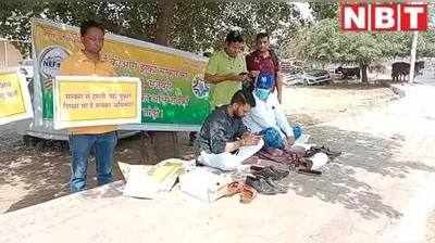 स्कूलों की फीस में वृद्धि के विरोध में अभिभावकों ने ‘जूते पॉलिश’ कर विरोध प्रदर्शन किया