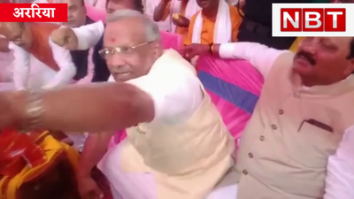 Bihar News : फर्स्ट न्यूज बना दीजिएगा..हमको कोई दिक्कत नहीं है, फिर कैमरे पर हाथ मारने लगे बिहार के डेप्युटी सीएम तारकिशोर प्रसाद, Watch Video