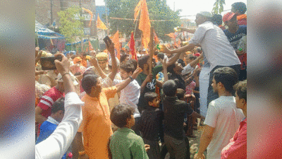 Shobha Yatra in Noida: नफरत की गर्मी बुझा रहा भाईचारे का शरबत, नोएडा में मुस्लिम समाज के लोगों ने बांटा जूस