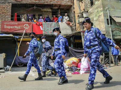 Jahangirpuri Violence: हिंसा खत्म हुई लेकिन जहांगीरपुरी में माहौल तनावपूर्ण, गलियों के गेट बंद कर फोर्स तैनात