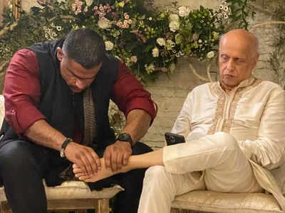 Photo: बेटी आलिया की शादी में थककर चूर हो गए थे महेश भट्ट, बेटे राहुल ने पैर दबाकर की पिता की सेवा