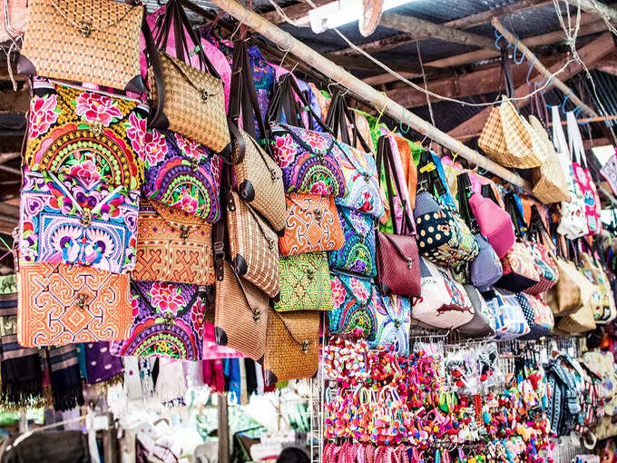 दिल्ली के चोर बाजार में जूते और बैग - Shoes and Bags in Chor Bazar in Delhi
