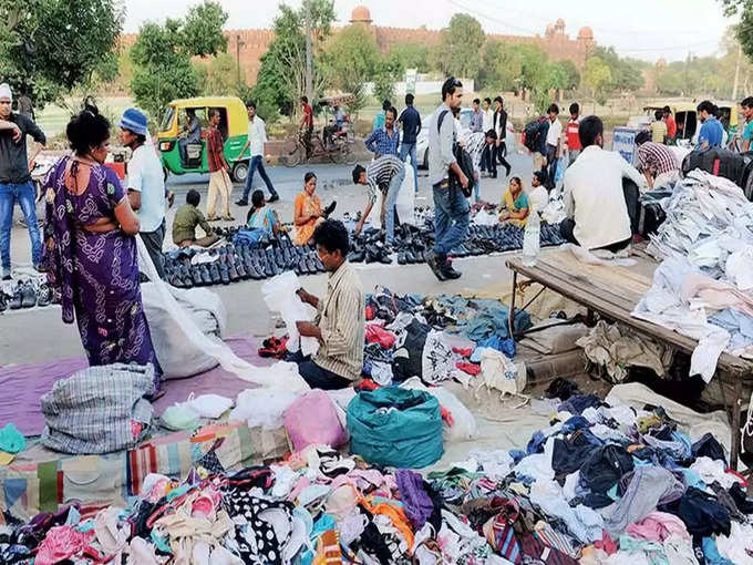 चोर बाजार में कपड़े - Clothes in Chor bazar in Hindi