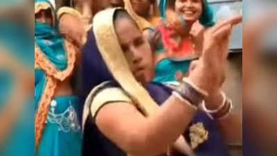 Kacha Badam গানের সঙ্গে Nagin Dance! ভাইরাল মহিলার উত্তাল নাচ