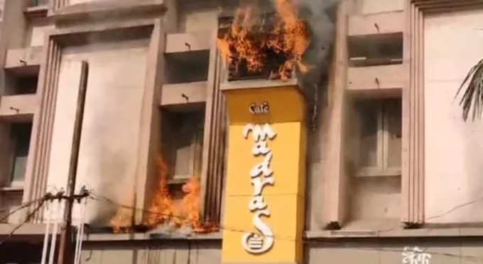 चंद्रपूर: शहरातील मुख्य मार्गावरील कॅफे मद्रास  हॉटेलला आज सकाळी भीषण आग, अग्निशमन विभागाकडून आगीवर नियंत्रण मिळविण्यात यश