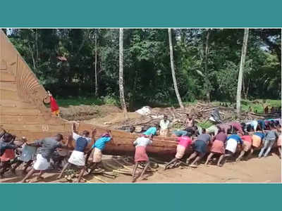 പുതു കുളങ്ങരക്കാർക്ക് ഇനി ഭയമില്ല, പാലം  ചെറുതോ വലുതോ മഴവില്ലോ മാരിവില്ലോ എന്ന ചിന്തയുമില്ല, ആശങ്കയകറ്റി  പള്ളിയോടം പാലം കടന്നു!