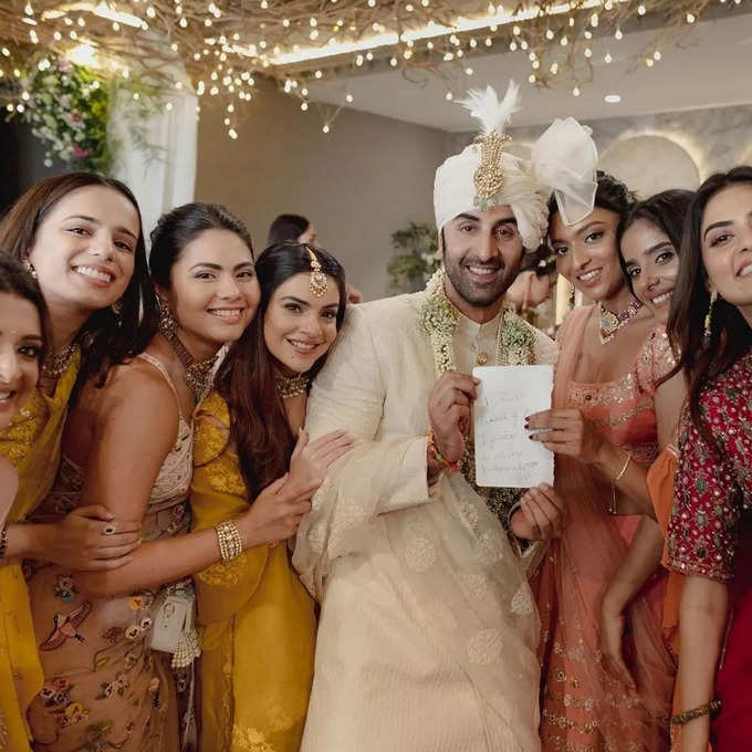 ranbir poses with bridesmaids