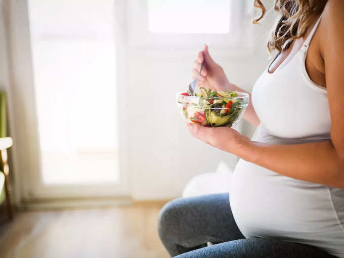 eating healthy food by pregnant lady