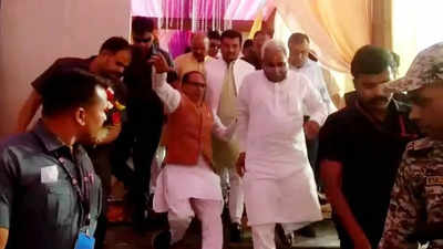 शादी समारोह में सीढ़ियों पर फिसले मामा! लड़खड़ाकर गिरे CM शिवराज