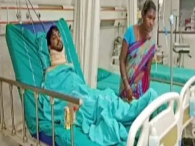 ఆస్పత్రిలో చికిత్స పొందుతున్న యువకుడు