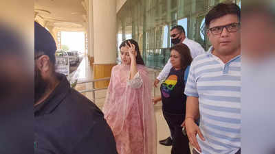 पिंक सूट में जैसलमेर पहुंचीं Alia Bhatt, नवविवाहित दुल्हन को देखने के लिए एयरपोर्ट पर उमड़ी भीड़