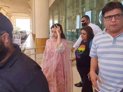 पिंक सूट में जैसलमेर पहुंचीं Alia Bhatt, नवविवाहित दुल्हन को देखने के लिए एयरपोर्ट पर उमड़ी भीड़