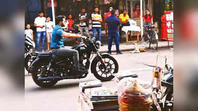 actor varun dhawan: किरकिरी हुई तो पलटी कानपुर पुलिस, रद्द किया वरुण धवन की बाइक का चालान