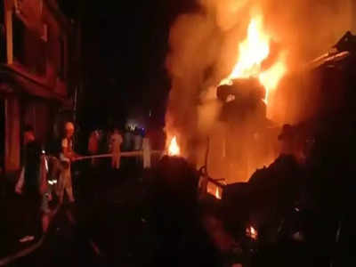 Bulandshahr News: बुलंदशहर में लकड़ी से भरा ट्रक पलटते ही लग गई भीषण आग, चपेट में आईं 8 दुकानें और 2 मकान भी हुए राख