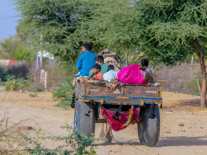 కెనడా అనేది భారతీయ పదం. దాని అర్థం పెద్ద గ్రామం (Big Village).