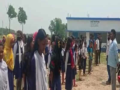 Balurghat News: বালুরঘাটে এ কী কাণ্ড! প্রায় ৫০০ পড়ুয়াকে নিয়ে স্কুল চালাচ্ছেন মাত্র ২ শিক্ষক