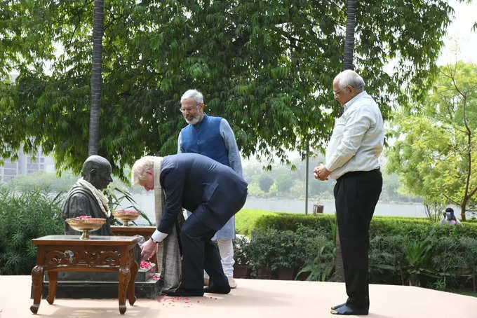 ગાંધીજીની પ્રતિમા પર પુષ્પ ચઢાવ્યા