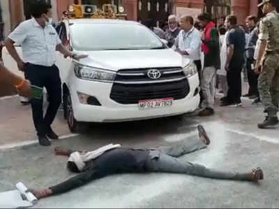 Shivpuri News : प्रभारी मंत्री की गाड़ी के आगे लेटा युवक, बोला- दबंगों ने जमीन और मकान पर कब्‍जा कर लिया, नहीं हो रही सुनवाई