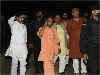 CM Yogi In Action: काशी में देर रात औचक निरीक्षण पर निकले सीएम योगी, अधिकारियों में मचा हड़कंप
