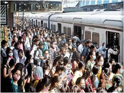 Mumbai News: कोरोना के बढ़ते ग्राफ के बीच मुंबई लोकल में 70 लाख के पार पहुंचा डेली यात्रियों का आंकड़ा