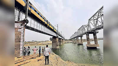 Khagaria News : बिहार में अंग्रेजों के बनाए रेल पुल की मरम्मत का काम शुरू, खगड़िया से बेगूसराय तक खतरे में थी जान