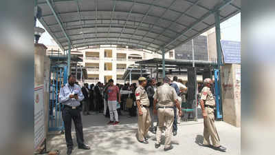 Firing at Rohini Court: दिल्ली की रोहिणी कोर्ट के गेट पर गोली चली, 2 लोग घायल