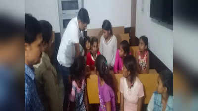 Lakhimpur News: यूपी में शिक्षिकाओं ने अपना ट्रांसफर रुकवाने के लिए 20 छात्राओं को बनाया बंधक, दर्ज की गई FIR