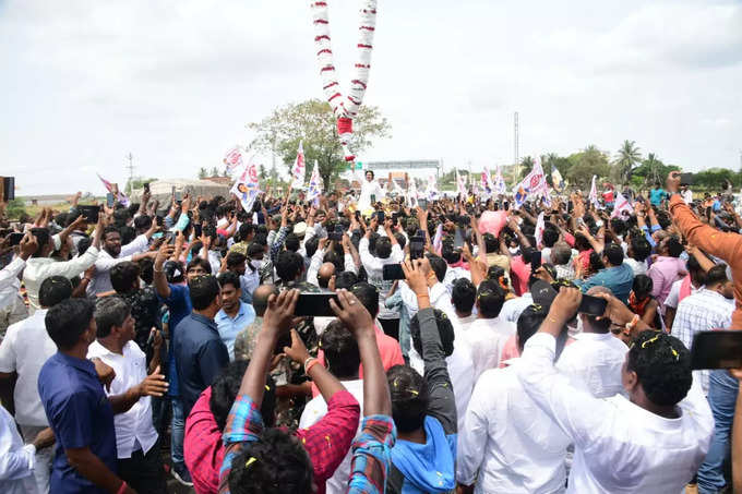 ఏలూరు శివారులో కలపర్రు టోల్ గేట్ వద్దకు తరలివచ్చిన జనసైనికులు