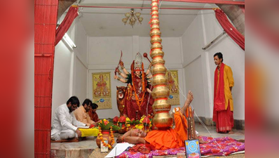 गजब, मां दुर्गा को खुश करने के लिए सीने पर बैठाए 21 कलश