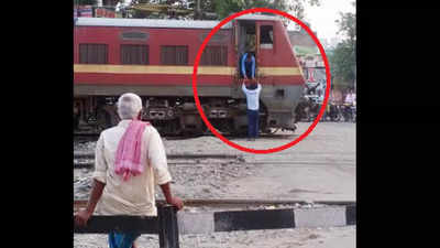 बिहार में चाय पीने के लिए रोक दी थी ट्रेन, अब रेलवे ने गार्ड-लोको पायलट से पूछा- क्यों की ऐसी हरकत?